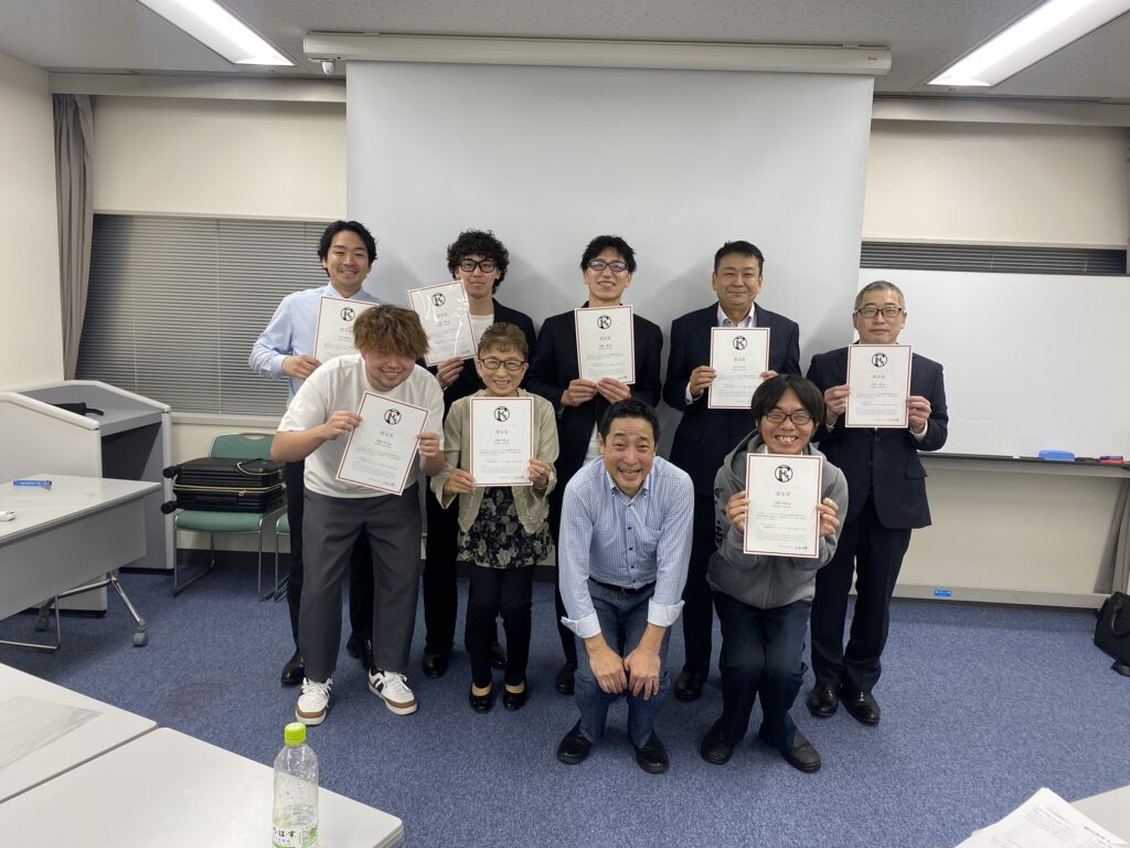 FLM第7期の修了式。認定証を手にしたみなさんと講師の集合写真